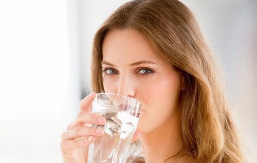 Có nên uống nước khoáng, nước suối, nước tinh khiết không?