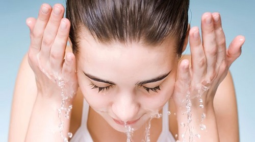 Dùng tay rửa mặt là cách bảo vệ da