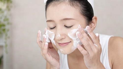 Rửa mặt và tẩy da chết đều đặn là cách chăm sóc da cực tốt