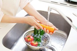 Rau củ quả cần được rửa sạch dưới vòi nước