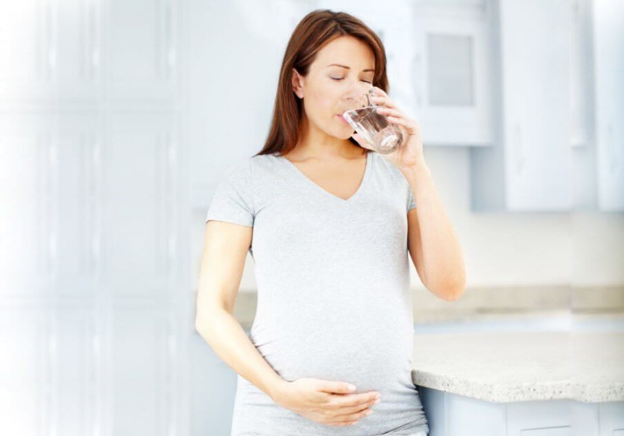 Uống đủ nước cũng là cách giúp bà bầu không bị đau đầu