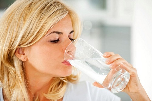 Nước giúp tăng cảm giác no, làm bạn ăn ít đi