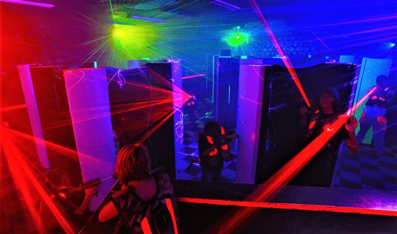 Bắn súng laser được chơi trong không gian tối, nhiều vật cản (Ảnh: Sưu tầm) 