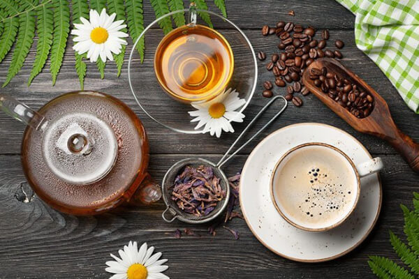 Ly cà phê và trà, hai đồ uống chứa chất chống oxy hóa có khả năng hỗ trợ quá trình giảm cân và tăng cường trao đổi chất.