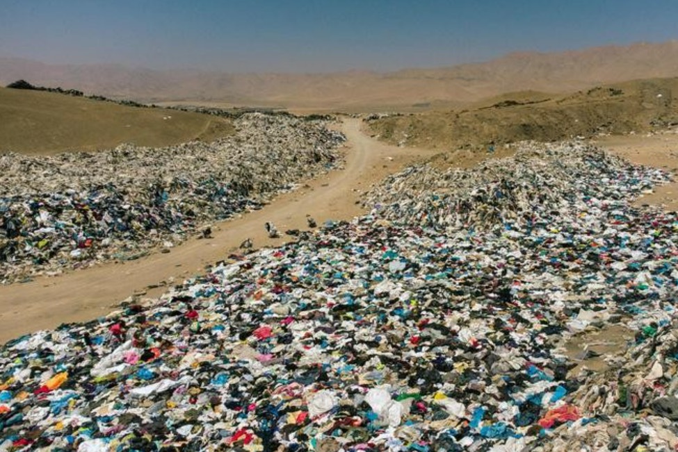 Bãi rác quần áo của thế giới tại sa mạc Atacama.