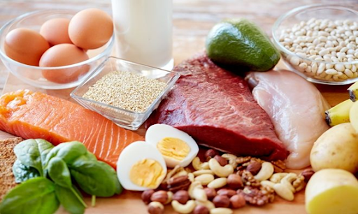 4 nhóm chất dinh dưỡng quan trọng cho sức khỏe, bao gồm protein, carbohydrate, chất béo và vitamin khoáng chất, cùng hình ảnh minh họa về thực phẩm giàu dinh dưỡng.