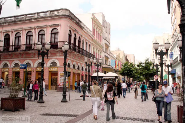 Curitiba, Brazil, là thành phố nổi bật với hệ thống giao thông công cộng hiệu quả, được biết đến là một trong những mô hình thành công nhất ở Nam Mỹ. Với các tuyến xe buýt nhanh và mạng lưới giao thông thông minh, Curitiba giúp giảm thiểu tắc nghẽn giao thông và bảo vệ môi trường. Đây là ví dụ điển hình về cách quy hoạch đô thị bền vững và hệ thống vận chuyển hiện đại, tạo ra một không gian sống tiện nghi và thân thiện với người dân.