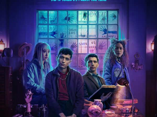 Netflix/Poster phim Dead Boy Detectives với khung cảnh u ám, ma mị của một ngôi nhà cổ, nơi các vụ án kỳ lạ liên tiếp xảy ra.