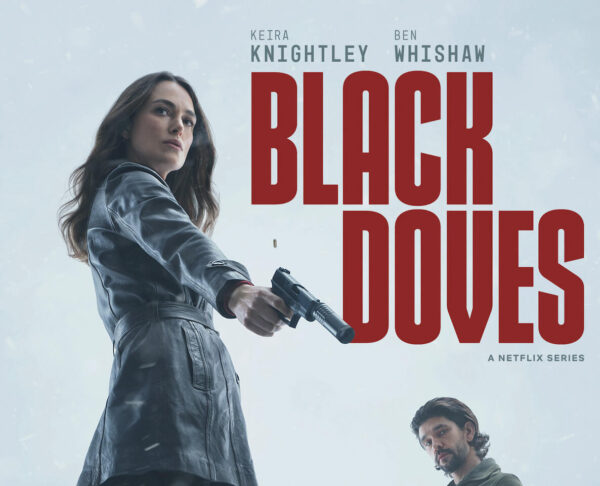 Netflix/Poster phim "Black Doves" với hình ảnh Keira Knightley và Ben Whishaw đầy bí ẩn, cùng đàn chim bồ câu đen tượng trưng cho sự u ám."