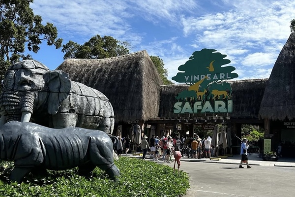 Cổng vào Vinpearl Safari với thiết kế tre độc đáo, không gian xanh mát, điểm dừng chân lý tưởng trong chuyến khám phá Phú Quốc tự túc