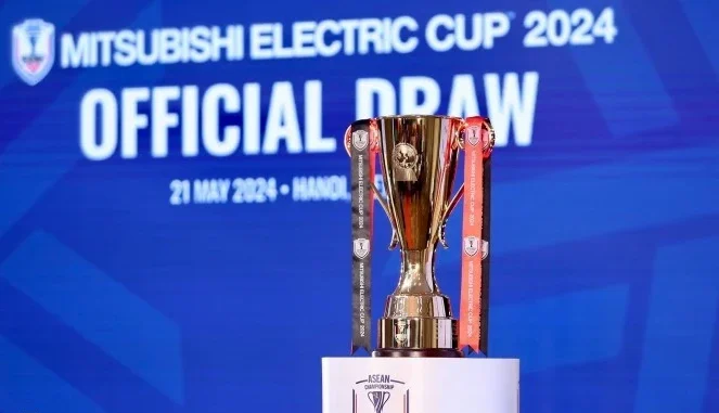 Tin thể thao: Hình ảnh cúp vô địch AFF Cup 2024 tại lễ bốc thăm chính thức diễn ra ở Hà Nội, biểu tượng của giải đấu bóng đá hàng đầu khu vực Đông Nam Á.