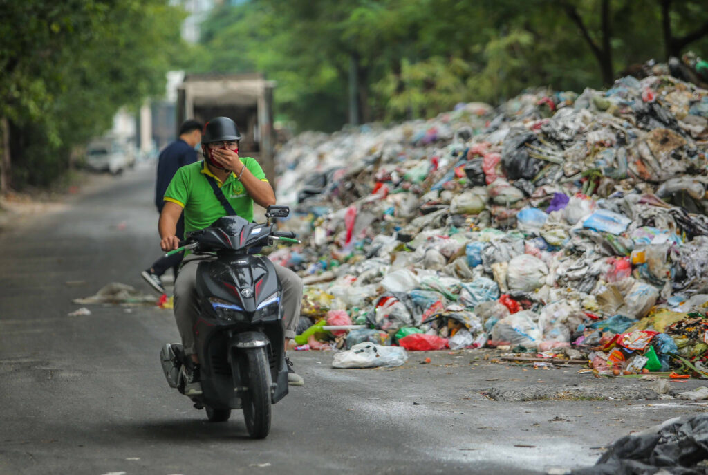 Người dân phải bịt mũi vì mùi hôi thối từ 1 đống rác lớn