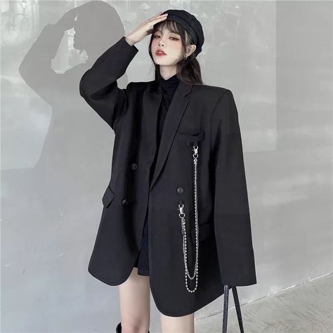 Blazer oversize màu đen, tạo điểm nhấn với phụ kiện dây xích cá tính