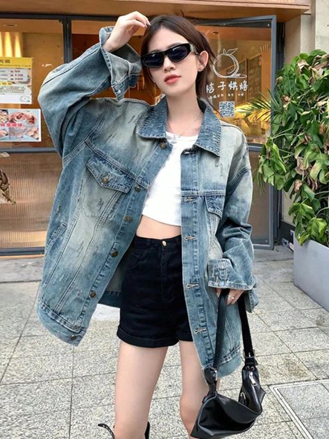 Áo khoác jeans oversize màu xanh cổ điển, mang phong cách cá tính và thời thượng