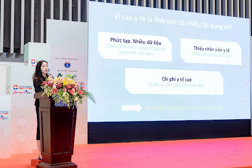 Bà Hồ Thị Hoàng Yến, đại diện TMA Innovation, đang trình bày một cách chuyên sâu về những xu hướng mới nhất của trí tuệ nhân tạo (AI) trong lĩnh vực y tế. Hình ảnh cho thấy bà đang chia sẻ kiến thức và kinh nghiệm của mình với khán giả, góp phần thúc đẩy sự phát triển của y tế thông minh.