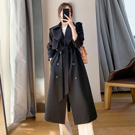 Áo trench coat dáng dài màu đen thanh lịch, thiết kế với thắt lưng và hàng cúc đôi